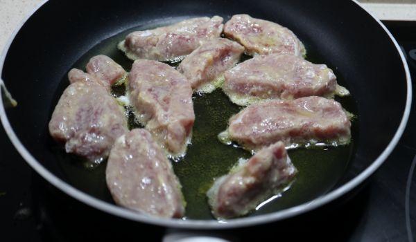 Ponemos el solomillo en la sartén y freímos