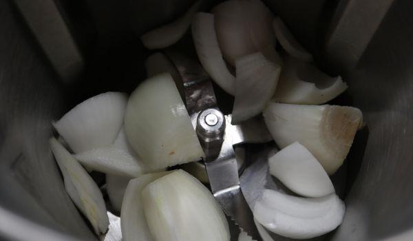 Troceamos en el vaso la cebolla para la salsa