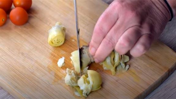 trocear las alcachofas para el ssándwich de atún y alcachofas