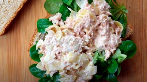 echar la mezcla en el pan de sándwich