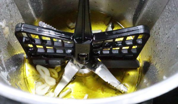 Ponemos el aceite y los ajos y sofreímos