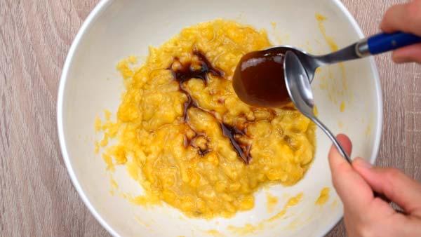agregar la miel a la masa del pan de platano y chocolate saludable
