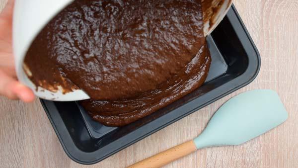 agregar la masa de pan de platano y chocolate al recipiente de horno