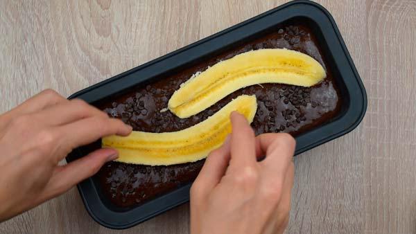 colocar un platano cortado al banana bread