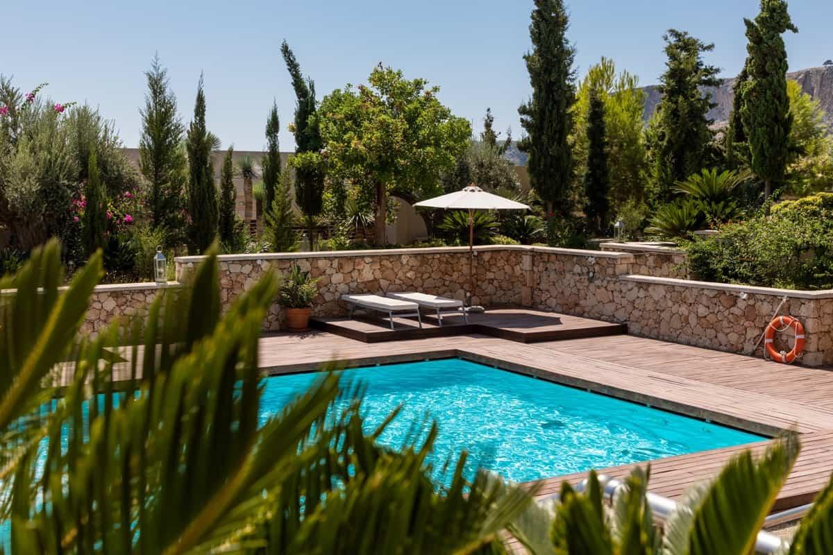 orden en una terraza con piscina