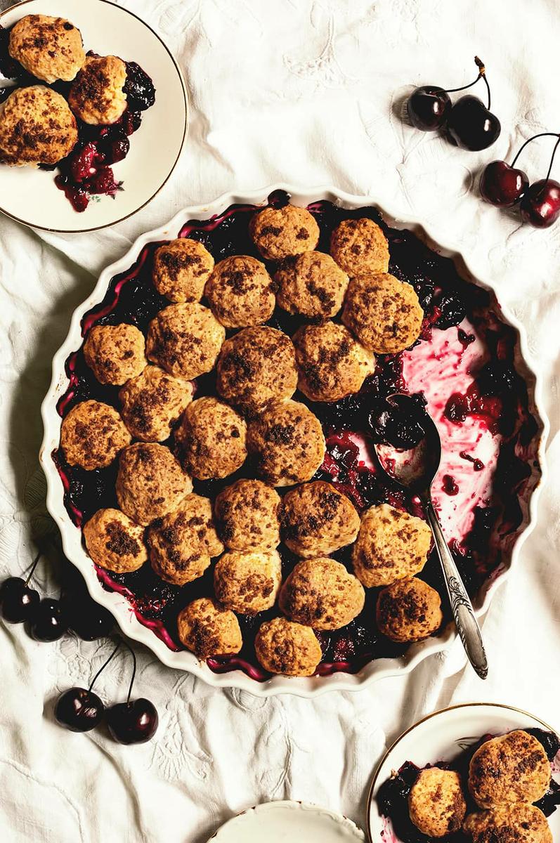 Cobbler de cerezas y frambuesa