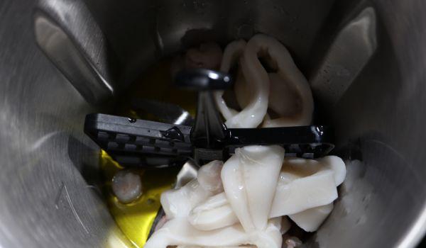 Echamos las gambas y los calamares y los sofreímos en el vaso