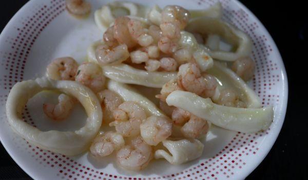 Reservamos el sofrito hecho con las gambas y los calamares