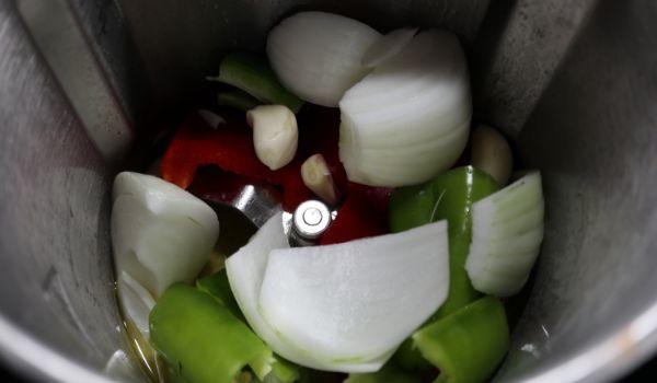 Ponemos las veerduras del guis y las trituramos