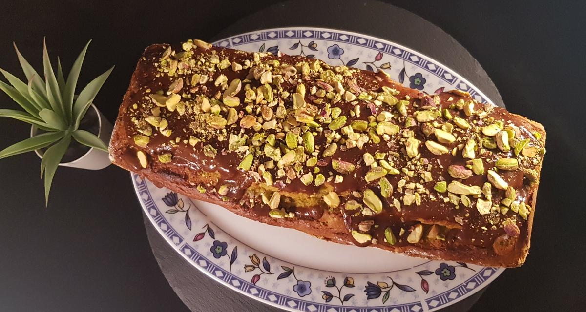 Bizcocho de aguacate y pistachos