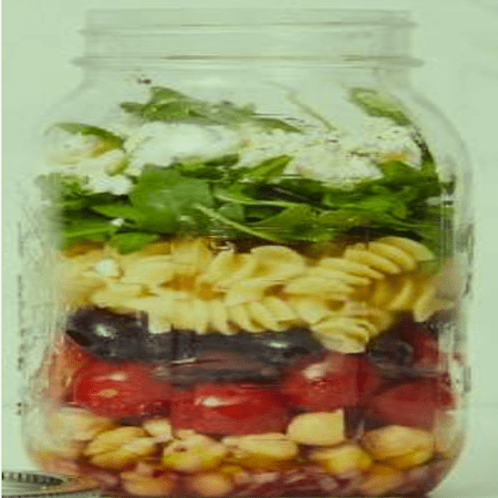 Portada ensalada en tarro de pasta y rúcula