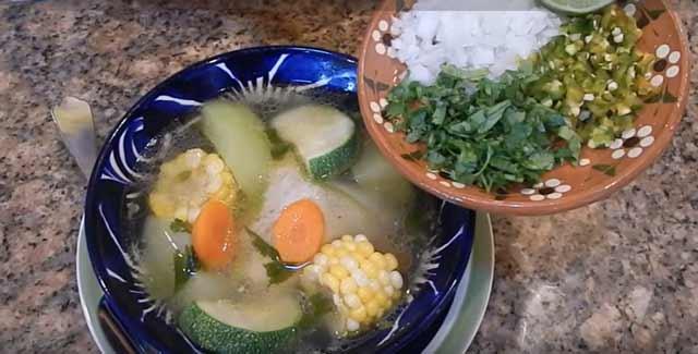 Caldo de pollo con verduras | Recetas de Mama