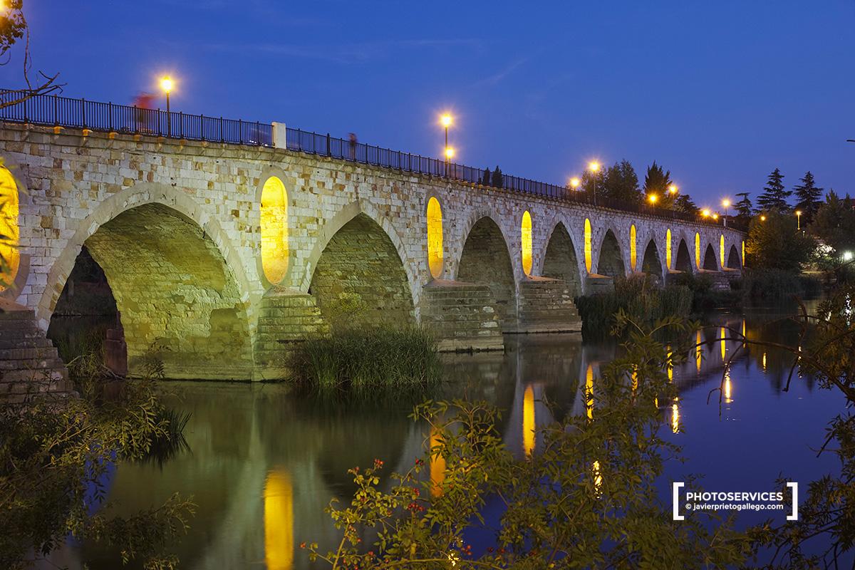Puente de Piedra al anochecer. Paseo fluvial del Duero. Zamora. Castilla y León. España. © Javier Prieto Gallego