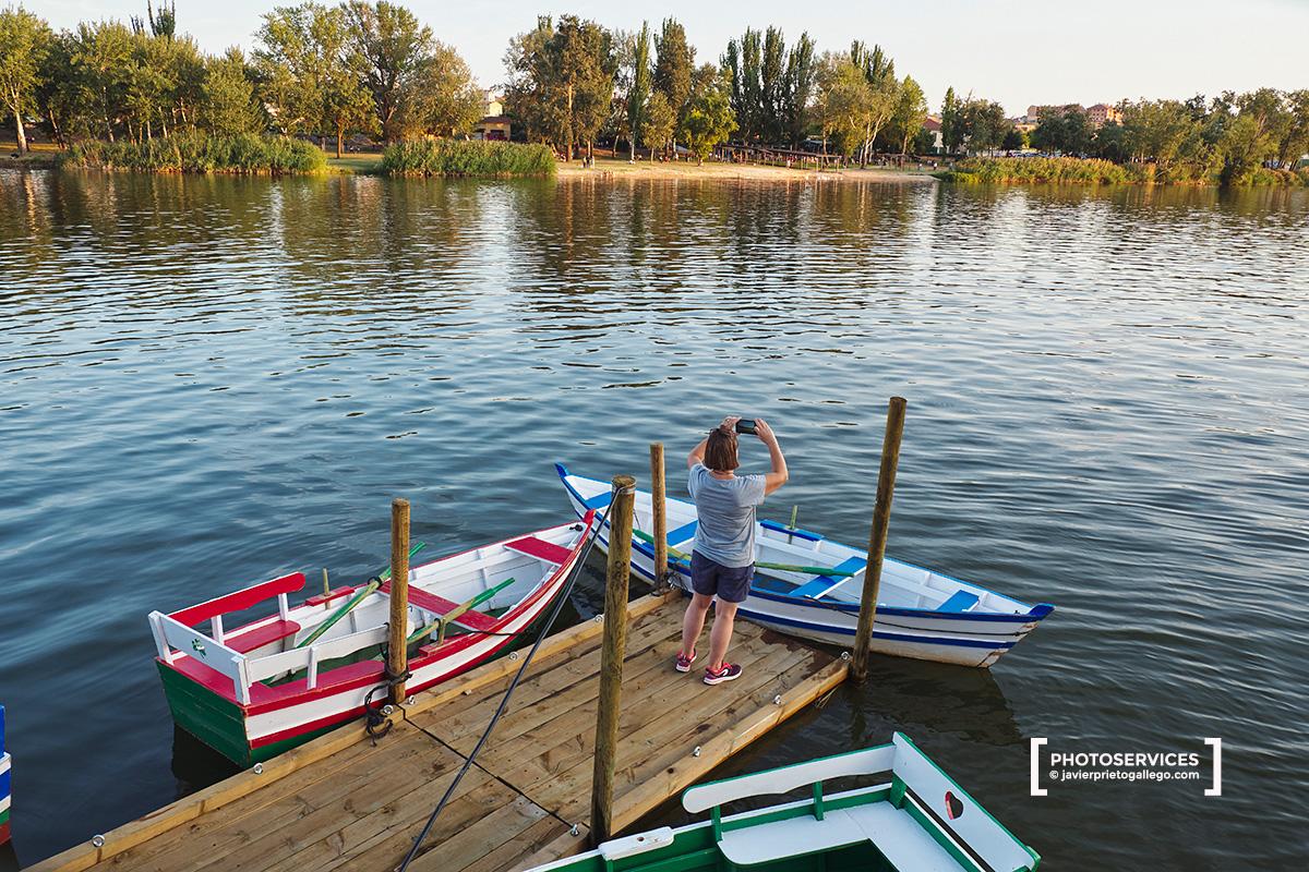 Barcas de remo junto amarradas en las Aceñas de Olivares con la catedral al fondo. Paseo fluvial de Zamora junto a río Duero. Zamora. Castilla y León. España. © Javier Prieto Gallego