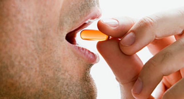 hombre tomando cápsulas bronceadoras 