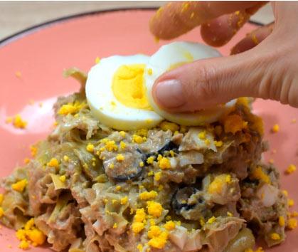 mezclar y decorar la ensalada de alcachofas en conserva