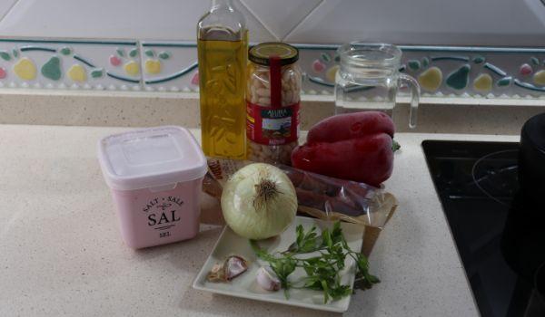Los ingredientes necesarios para hacer judías blancas con chorizo en Mambo
