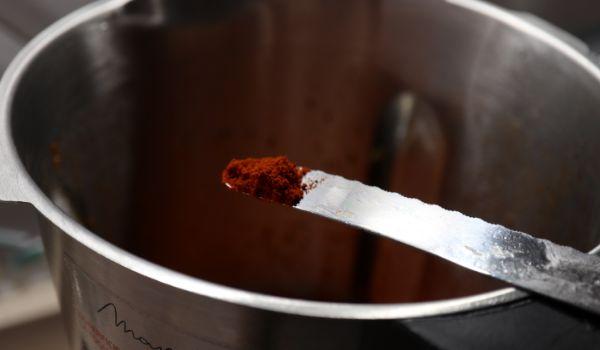 Echamos el pimentón de la Vera y sofreímos