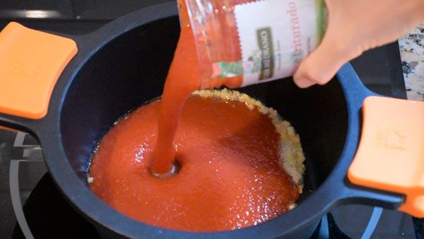 agregar el tomate para la crema de tomate en conserva