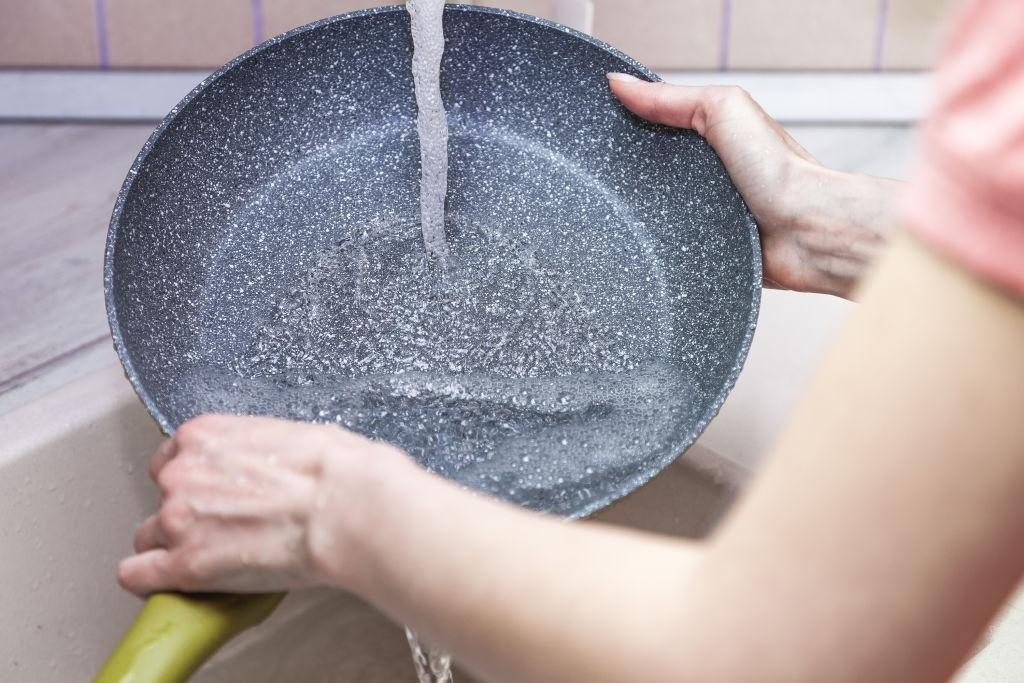 con que estropajo limpiar una sartén antiadherente