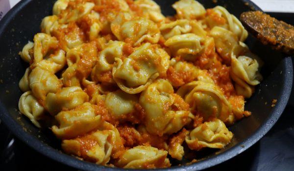 Echamos la pasta la salsa con la salsa y rehogamos