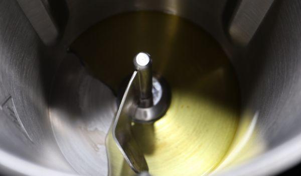 Echamos el aceite para calentarlo