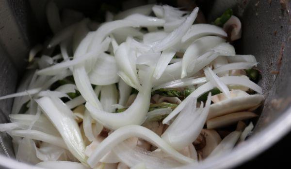 Echamos las verduras y cocinamos en el vaso