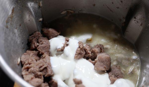 Echamos la nata (crema de leche) en el vaso y la cocinamos