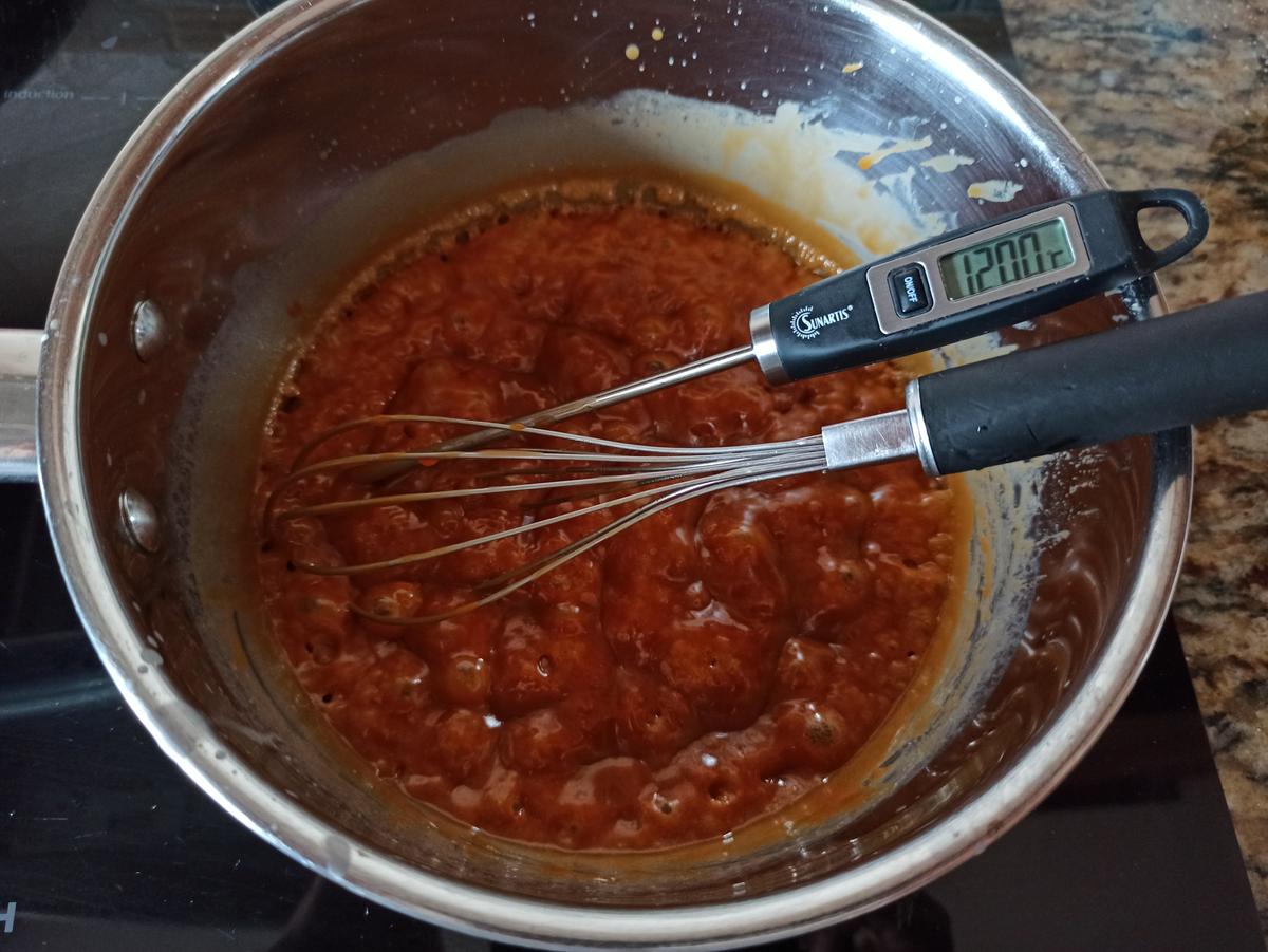 Pastel de vainilla, caramelo y chocolate