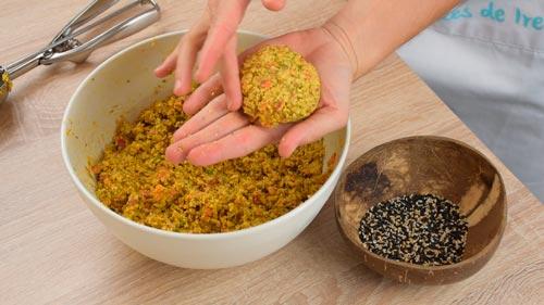 darle forma a la masa de falafel de lentejas