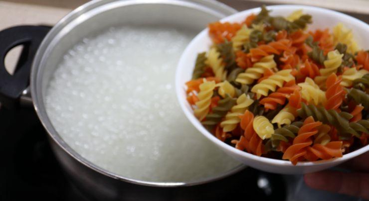 Echamos la pasta en la cazuela y cocemos