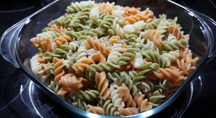 Echamos la pasta escurrida para la ensalada