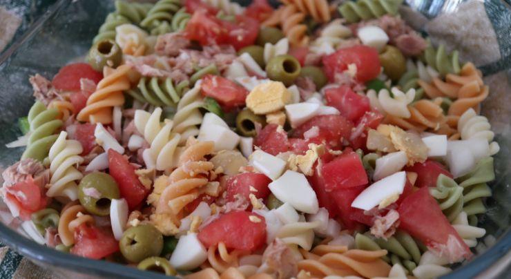 Echamos la pasta para la ensalada y aliñamos