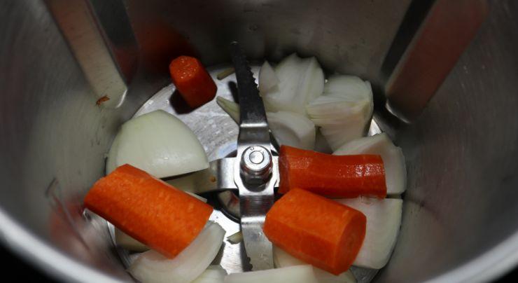 Echamos la verdura y picamos en el vaso