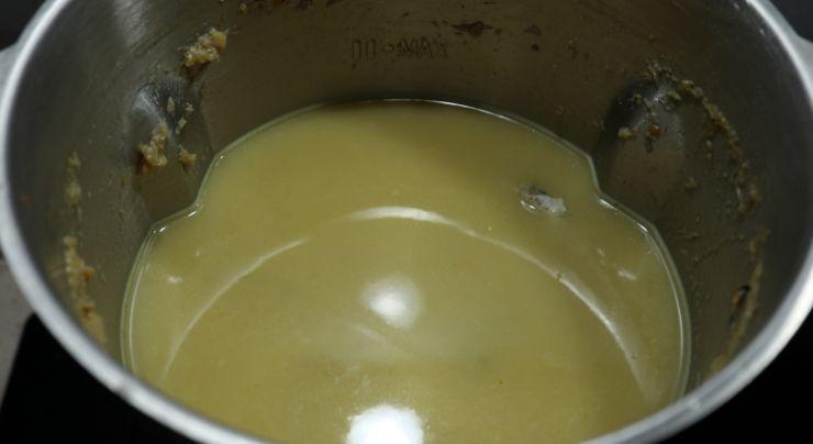 Colamos el caldo de pescado