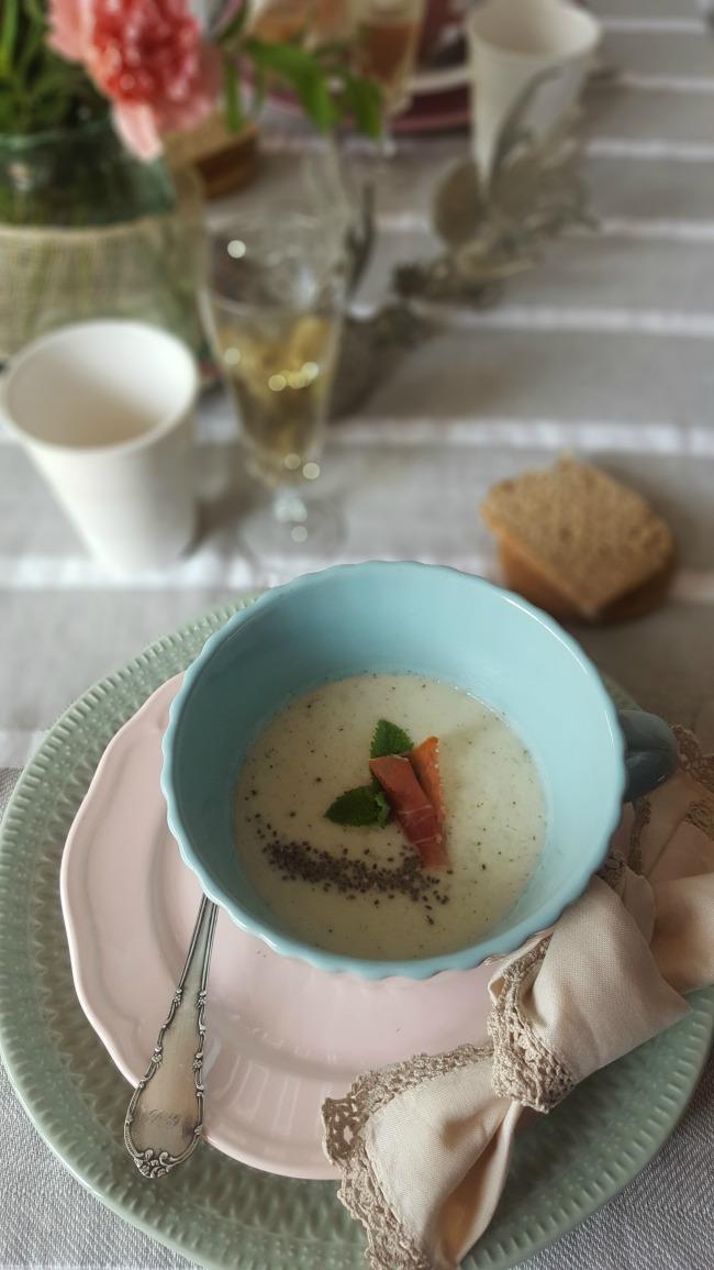 Sopa de Melón con menta en una mesa Shabby Chic