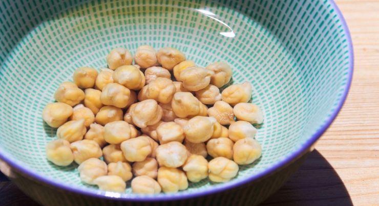 Ponemos los garbanzos en remojo para el cocido