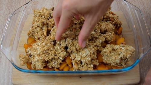 cubrir el crumble de ciruelas saludable