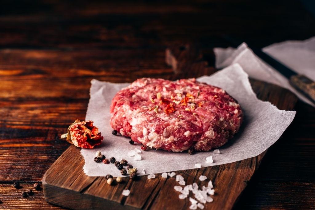 Hamburguesas con carne picada y especias