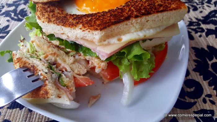 Receta sandwich club o sándwich de atún con huevo y verduras