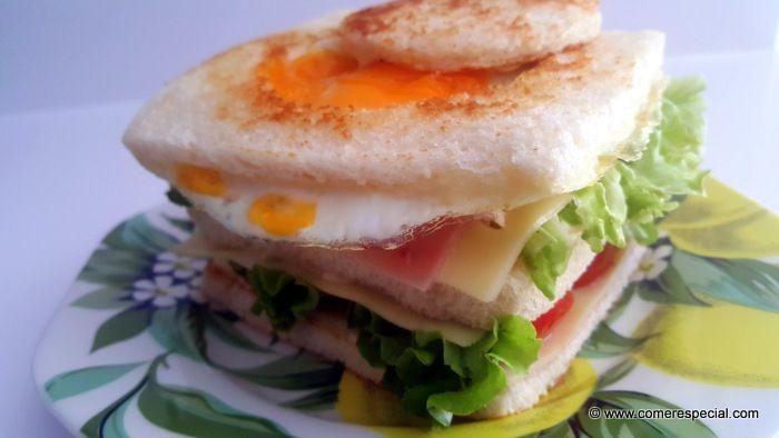 Sándwich club americano con huevo y atún