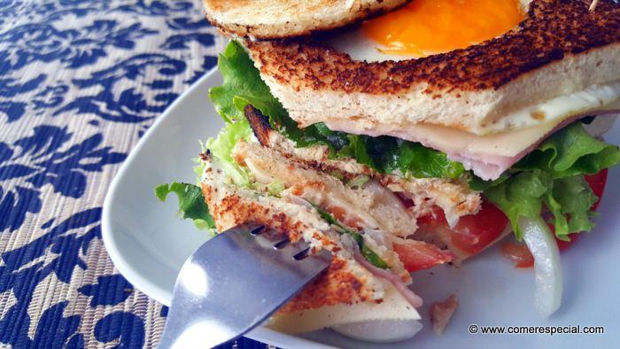 Receta fácil y con trucos de cómo hacer un sándwich club con atún y huevo