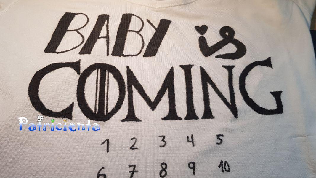 Camiseta DIY baby is coming para tachar semanas