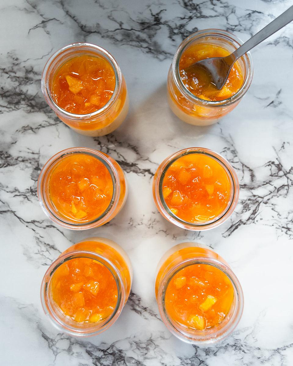 vasitos de mousse de melocotón y albaricoque