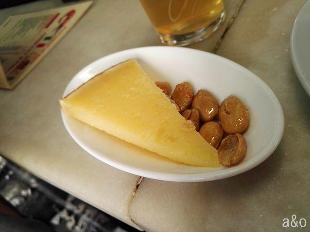 Tapa de queso en el Bar Casa Puga.