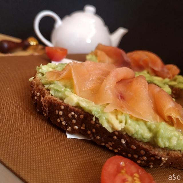 Tosta de aguacate y salmón