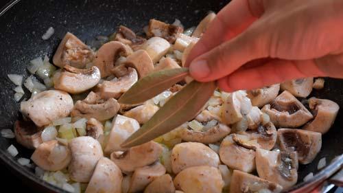 agregar el laurel a los champiñones a la griega