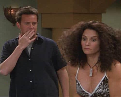 Pelo encrespado y seco