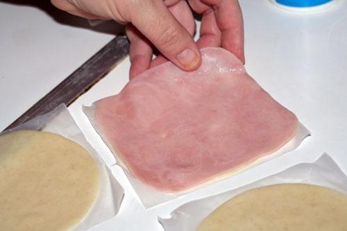 poner-una-loncha-de-jamon-cocido-encima-de-cada-oblea-de-hojaldre