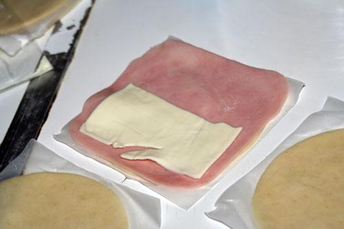 poner-trozo-de-queso-encima-de-la-loncha-de-jamón